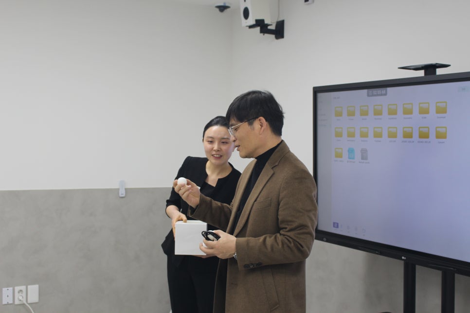 세미나 후 경품 추첨 장면