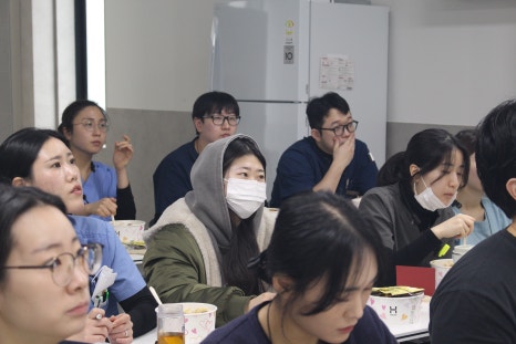 세미나를 듣는 병원 직원들